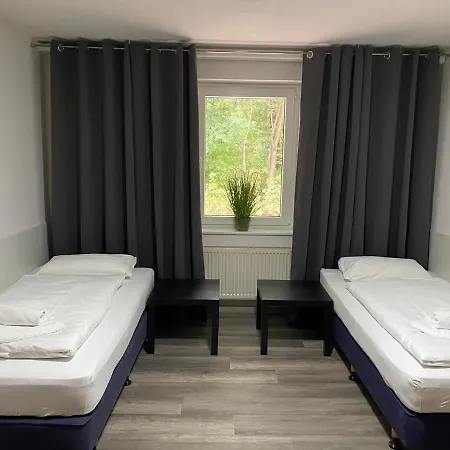 Hostel47 - Naehe Dresden - Monteurzimmer Mit Bequemen Betten, Nur Fuer Maenner, Kostenloses Wlan Und Parkplaetze Fuer Autos Und Lkw's, Waschmaschine Vor Ort Hostal Radeberg