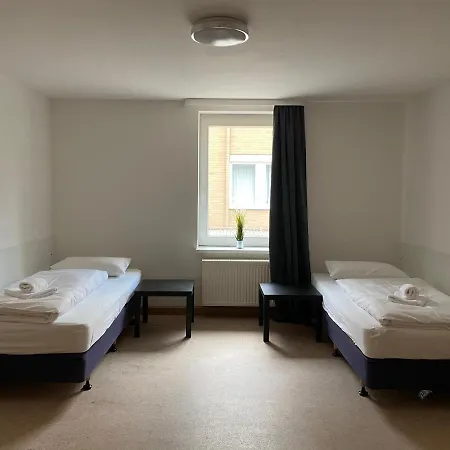 Vandrerhjem Hostel47 - Naehe Dresden - Monteurzimmer Mit Bequemen Betten, Nur Fuer Maenner, Kostenloses Wlan Und Parkplaetze Fuer Autos Und Lkw's, Waschmaschine Vor Ort Radeberg