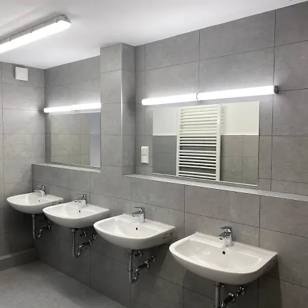 Vandrerhjem Hostel47 - Naehe Dresden - Monteurzimmer Mit Bequemen Betten, Nur Fuer Maenner, Kostenloses Wlan Und Parkplaetze Fuer Autos Und Lkw's, Waschmaschine Vor Ort Radeberg