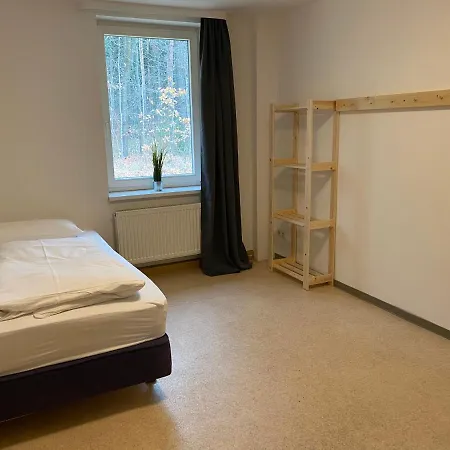 Hostel47 - Naehe Dresden - Monteurzimmer Mit Bequemen Betten, Nur Fuer Maenner, Kostenloses Wlan Und Parkplaetze Fuer Autos Und Lkw's, Waschmaschine Vor Ort Hostal *